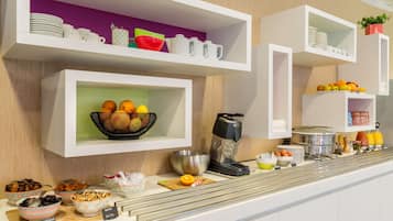 Desayuno buffet diario (EUR 16 por persona)