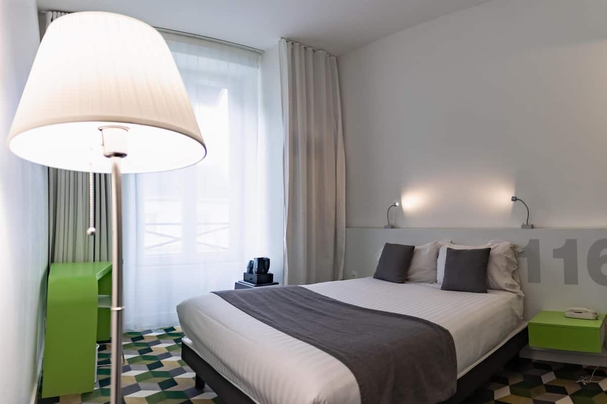 Comfort Room, 1 Double Bed, Non Smoking | In-room safe, desk, laptop workspace, blackout drapes