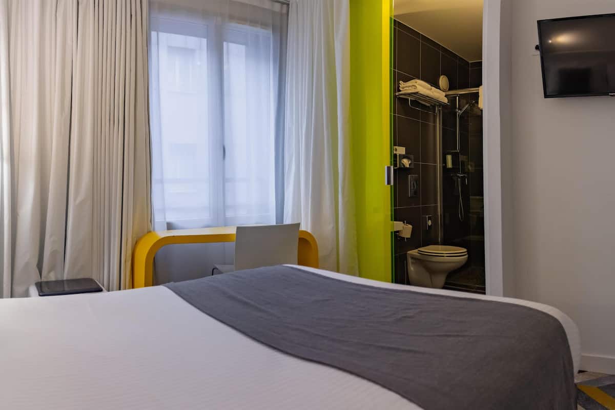 Chambre classique, 1 lit double, non-fumeur | Coffre-fort pour ordinateur portable, ameublement unique, bureau