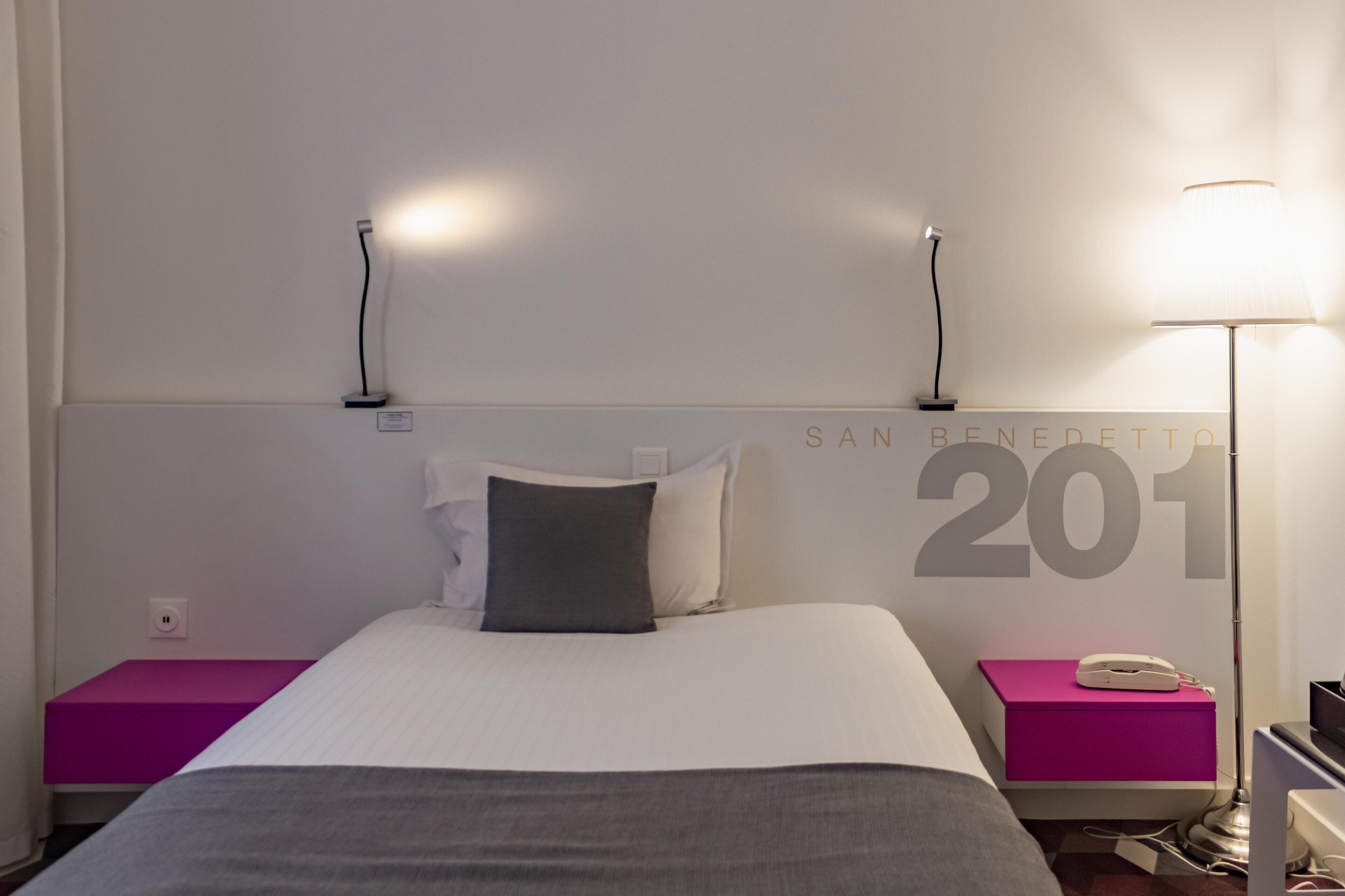 Chambre classique, 1 lit jumeau, non-fumeur | Coffre-fort pour ordinateur portable, ameublement unique, bureau