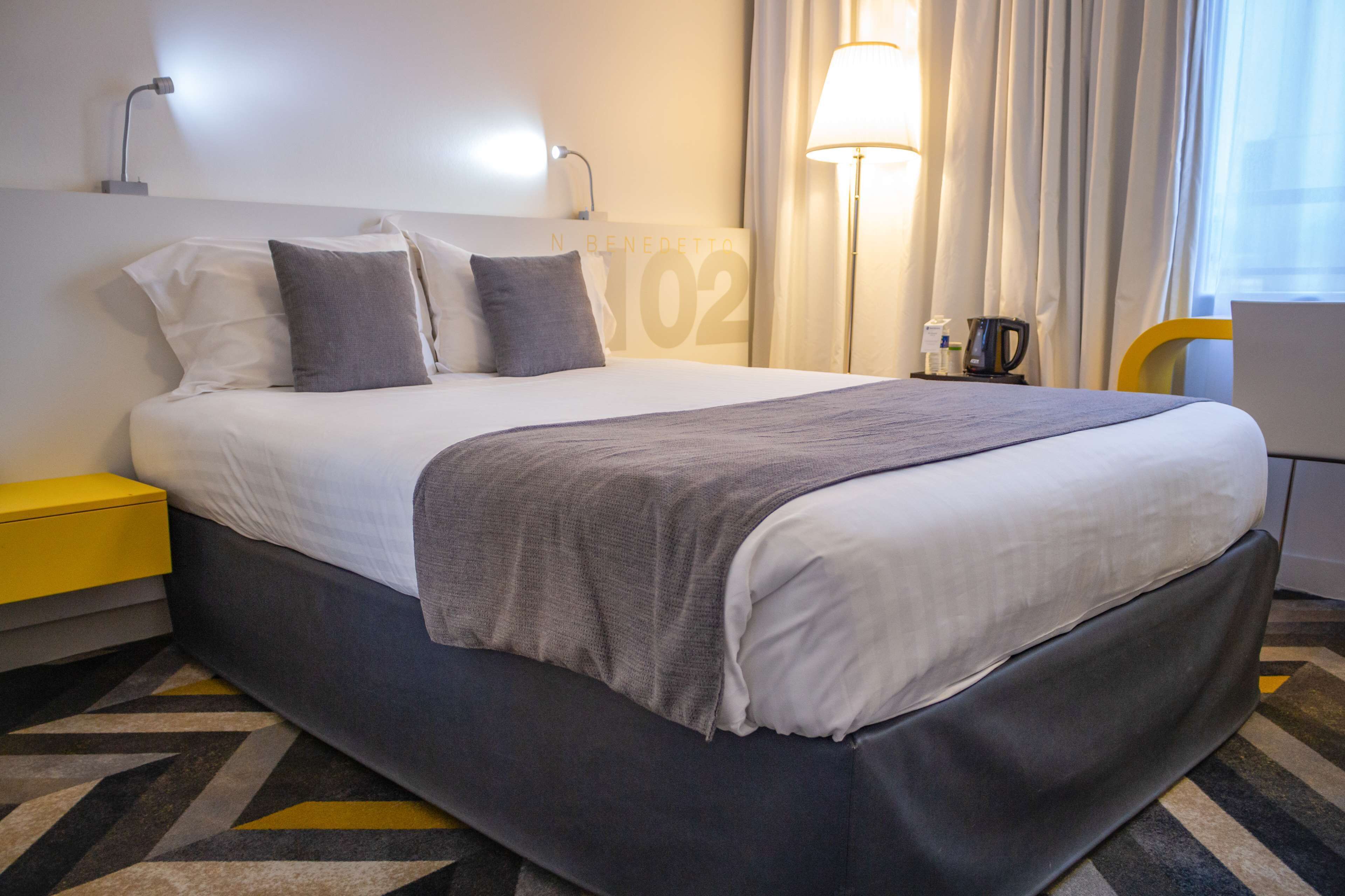 classic room, 1 double bed, non smoking | in-room safe, individually furnished, desk, laptop workspace