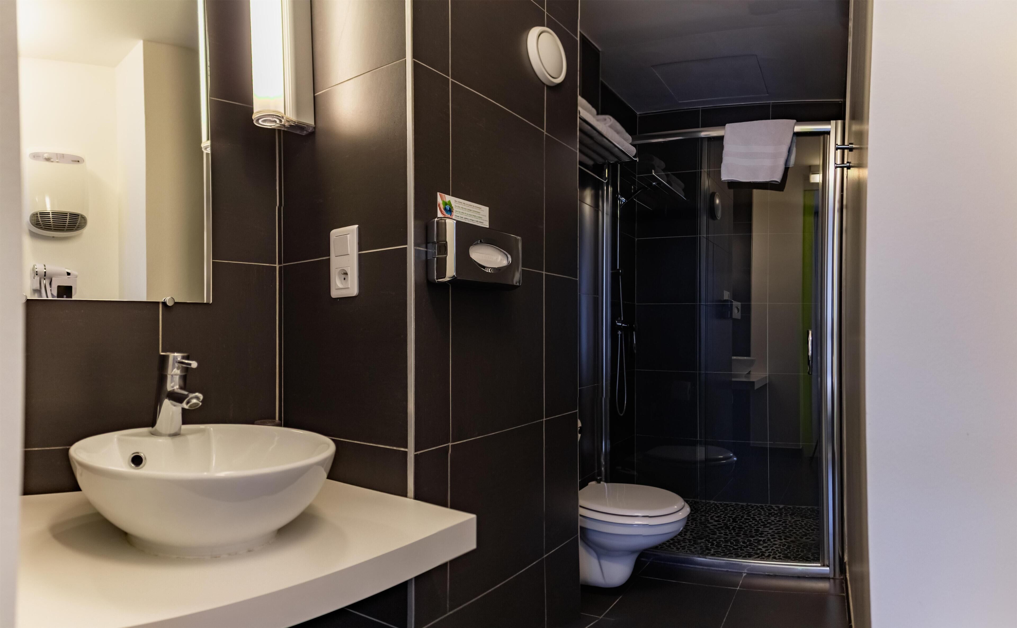 Comfort Room, 1 Double Bed, Non Smoking | Bathroom | Hair dryer, towels