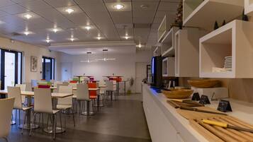 Desayuno buffet diario (EUR 16 por persona)