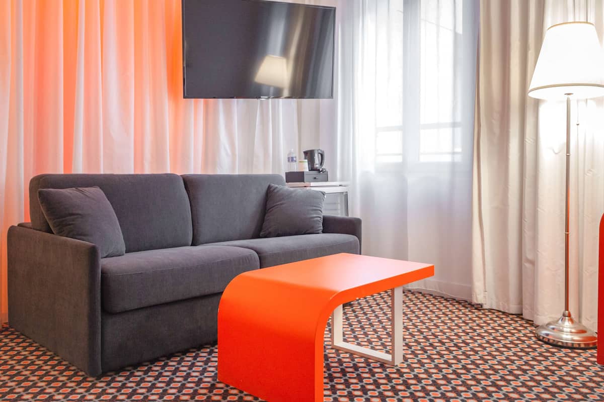 Habitación superior, 1 cama King size, para no fumadores | Caja de seguridad en la habitación, muebles diferentes y escritorio