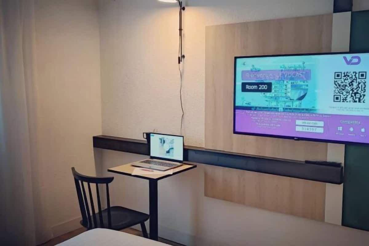 Een bureau, geluiddichte muren, een strijkplank/strijkijzer, gratis wifi