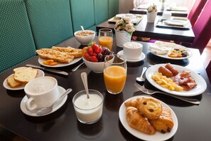 Café da manhã com buffet todos os dias mediante uma taxa
