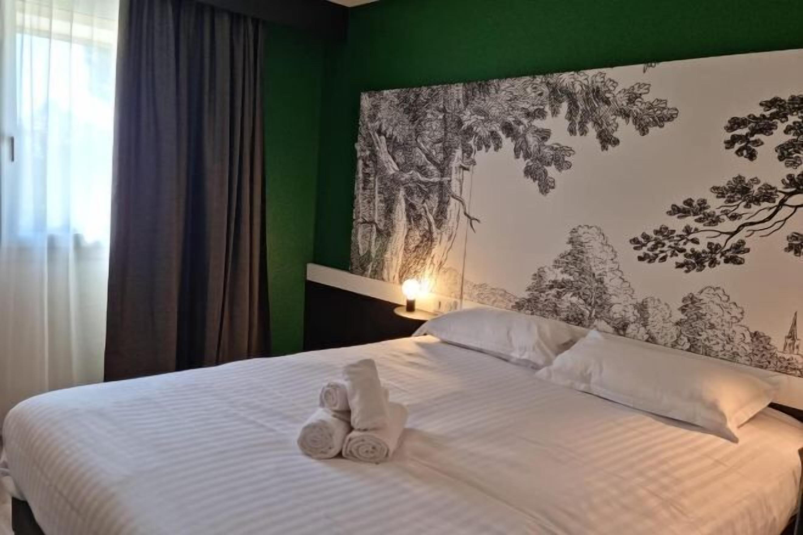 Desk, soundproofing, iron/ironing board, free WiFi