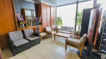Coin salon dans le hall