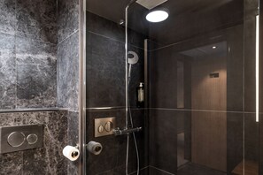 Hydromassagedusche, Haartrockner, Handtücher