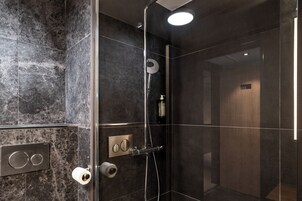 Cabezal de ducha con hidromasaje, secador de pelo, toallas