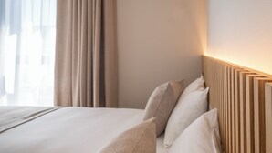 A hotel room with a bed, pillows, a headboard, and curtains. - Hôtel Le Relais des Brasseurs - Aubagne (Aubagne)