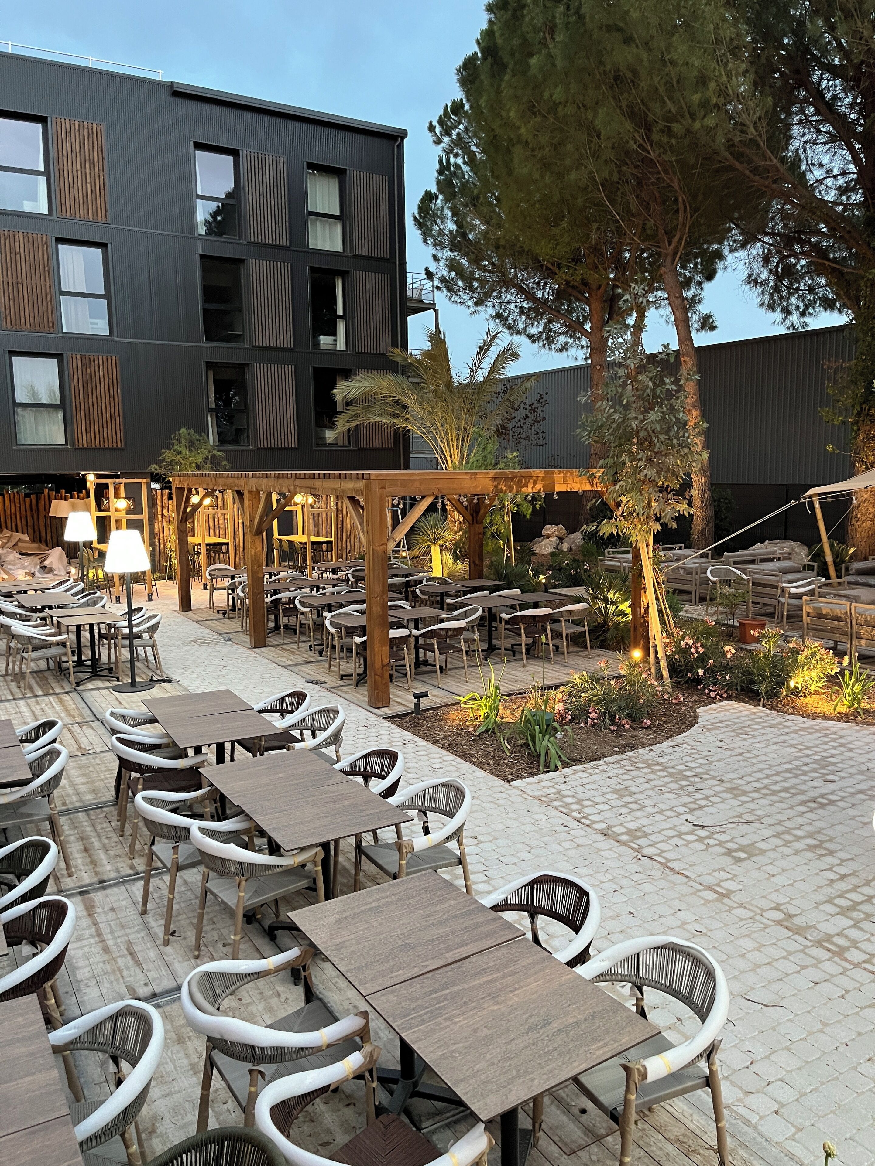 Aperto a colazione, pranzo e cena, con vista sulla piscina 