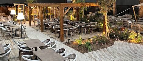 Serveert ontbijt, lunch, diner, uitzicht op het zwembad