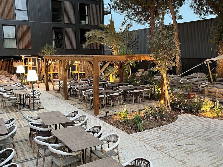 Serviço de café da manhã, almoço, jantar; vistas para a piscina