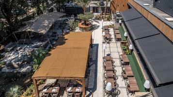 Frühstück, Mittagessen, Abendessen, Blick auf den Pool