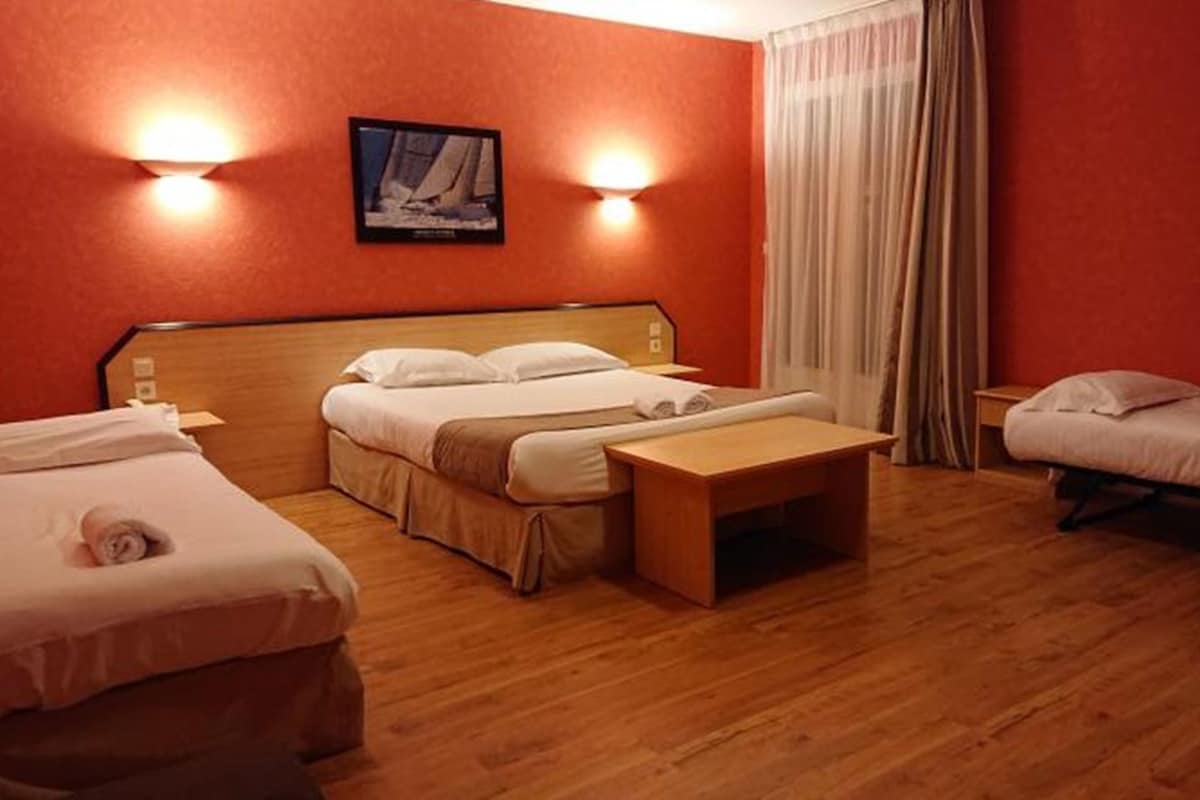 Select Comfort beds, soundproofing, rollaway beds (free), WiFi (free)