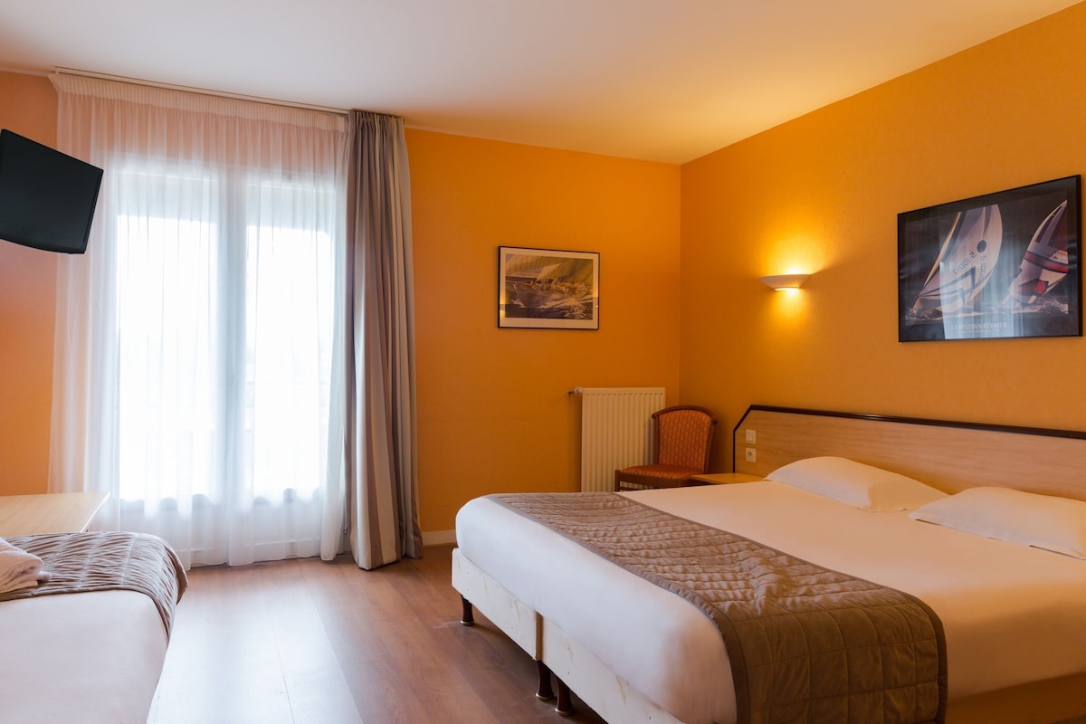 Select Comfort beds, soundproofing, rollaway beds (free), WiFi (free)