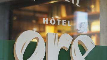 A hotel sign with the name "Accueil Hotel Ore Saint-Malo".