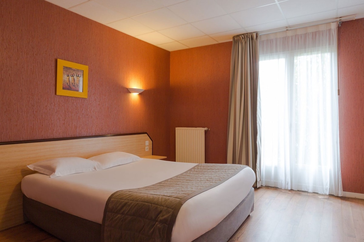 Select Comfort beds, soundproofing, rollaway beds (free), WiFi (free)
