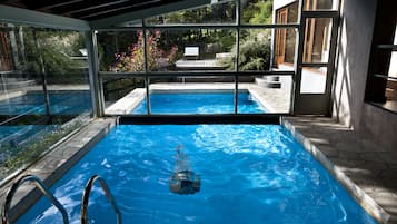 Piscina coperta, piscina all'aperto, lettini