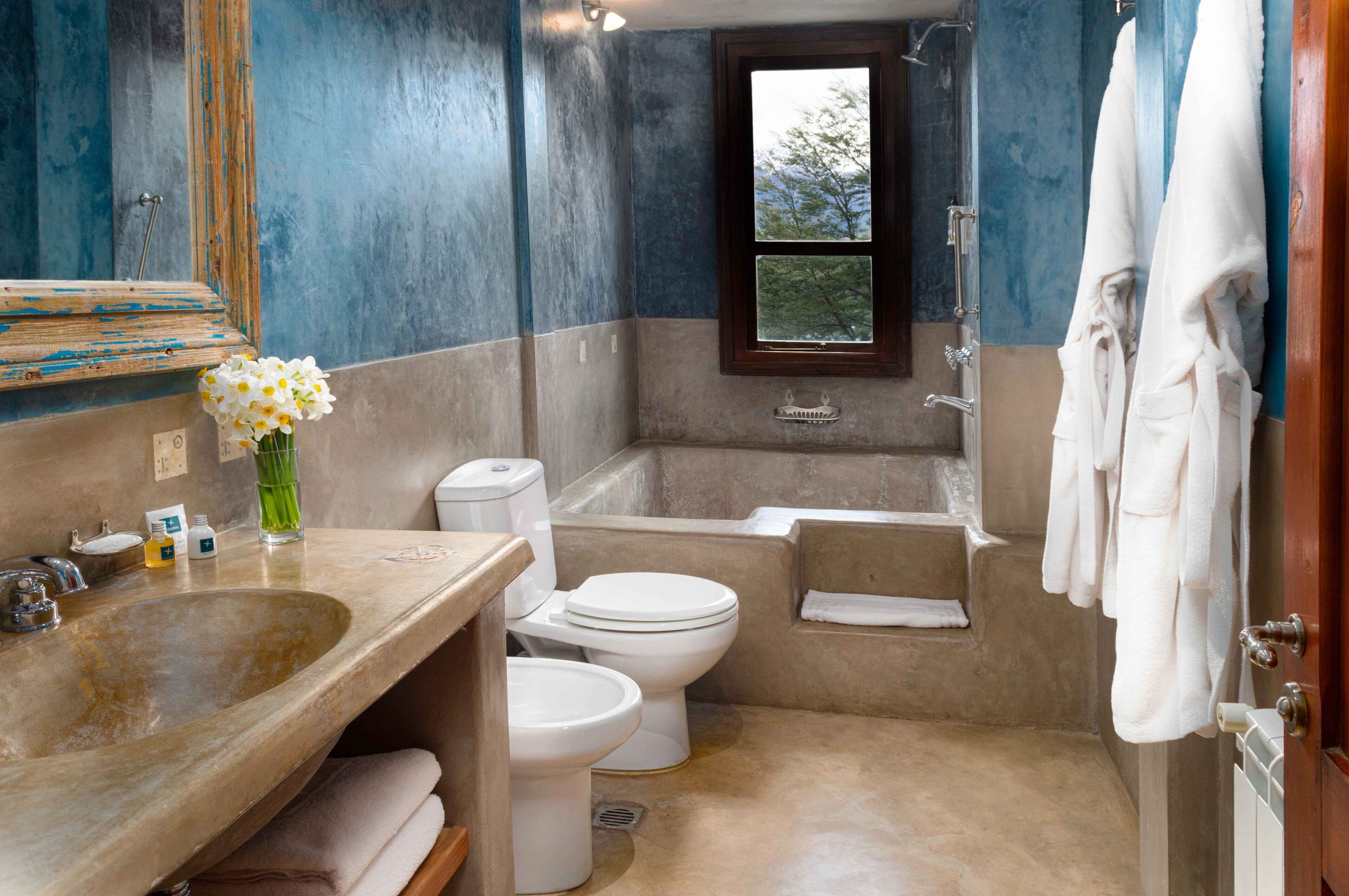 standard room | bathroom | combined shower/bathtub, deep-soaking bathtub, rainfall showerhead