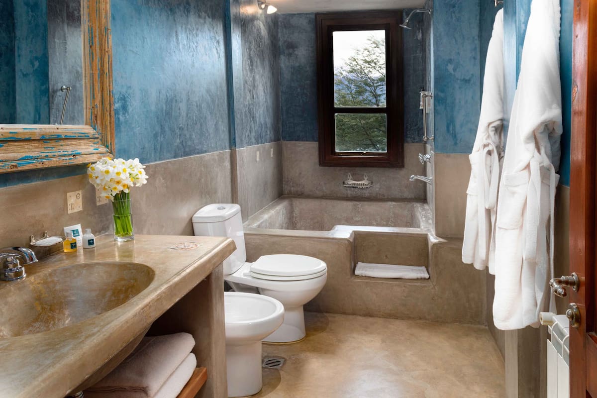 standard room | bathroom | combined shower/bathtub, deep-soaking bathtub, rainfall showerhead