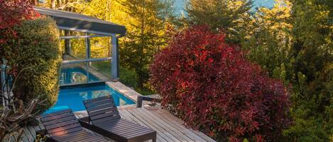 Una piscina techada, una piscina al aire libre