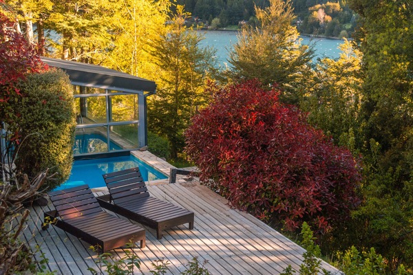 Piscina interna, piscina externa, espreguiçadeiras