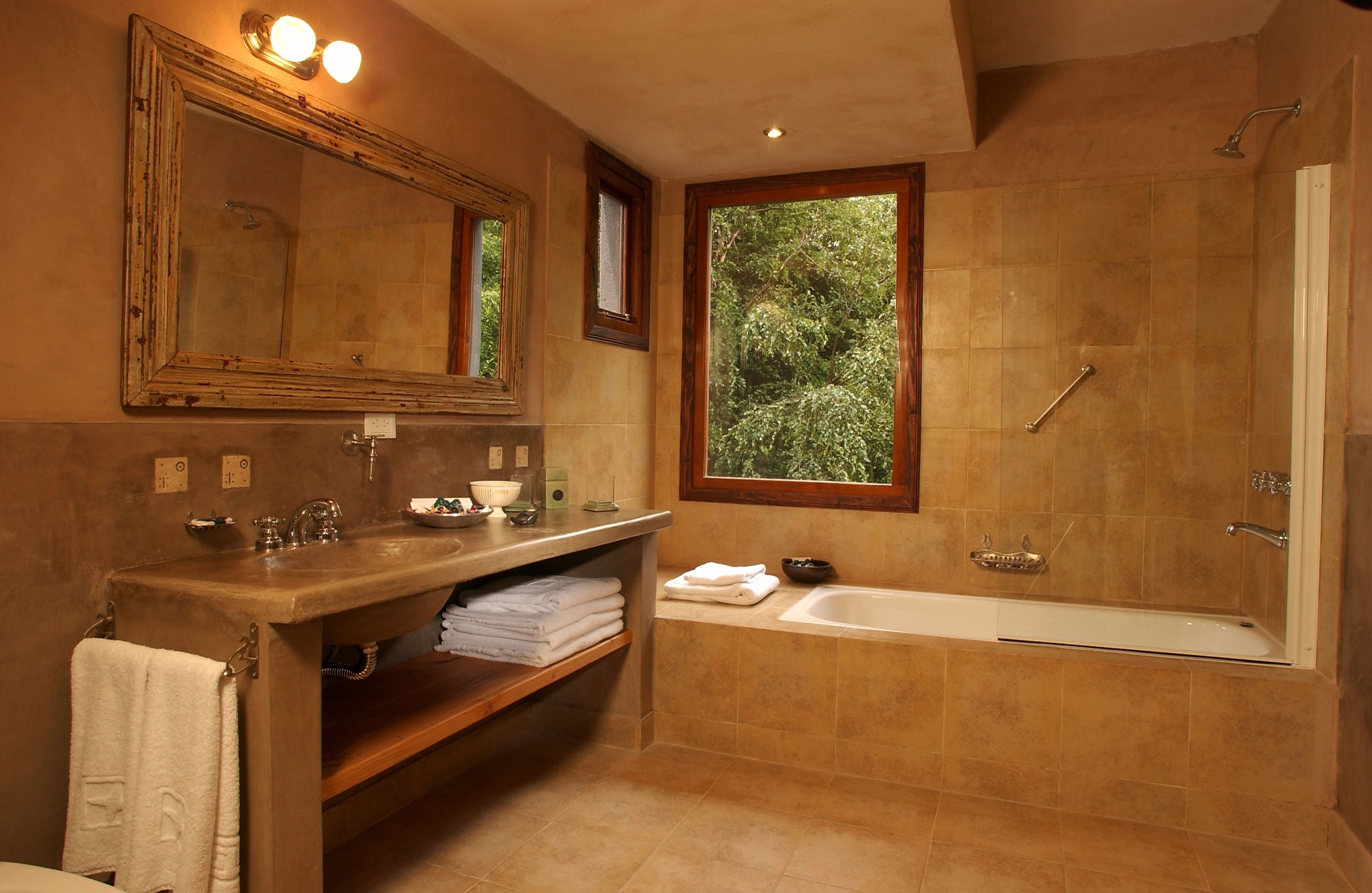 deluxe room | bathroom | combined shower/bathtub, deep-soaking bathtub, rainfall showerhead