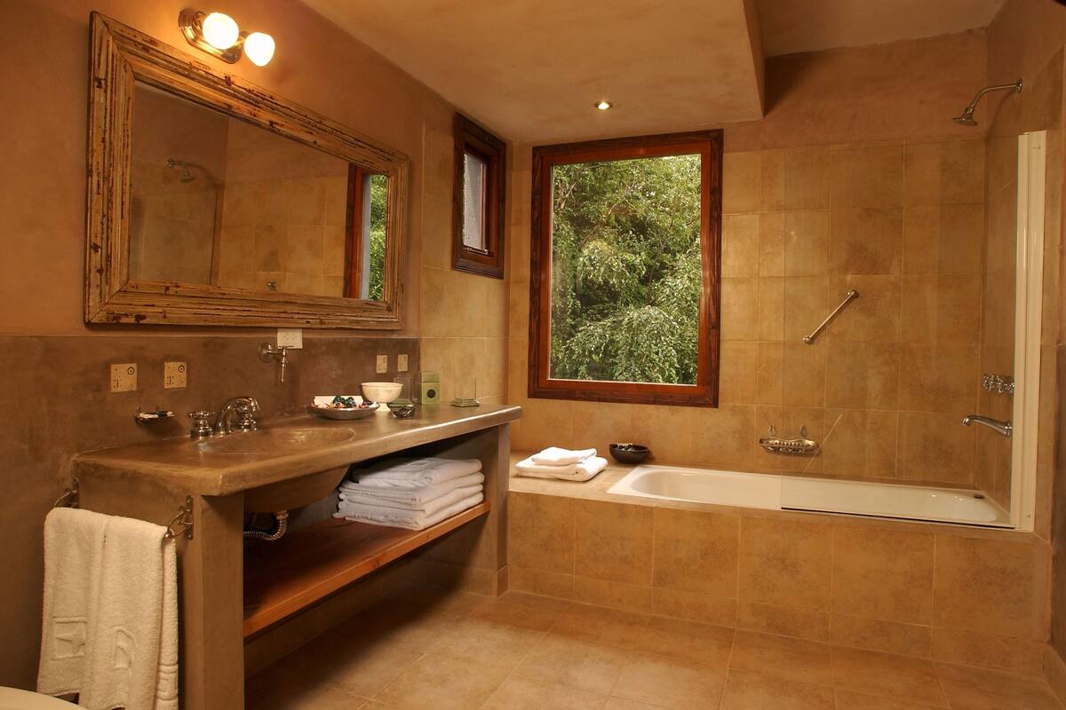 deluxe room | bathroom | combined shower/bathtub, deep-soaking bathtub, rainfall showerhead