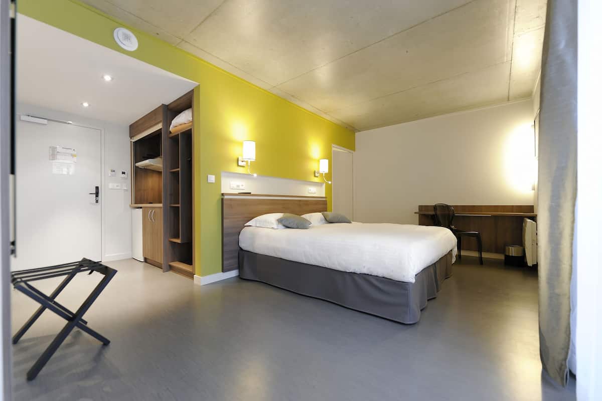 Ropa de cama de alta calidad y caja de seguridad en la habitación
