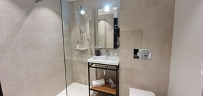 Kamar Standar | Kamar mandi | Perlengkapan mandi gratis, pengering rambut,  dan handuk
