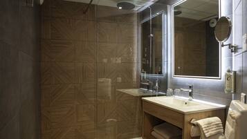 Standard Double Room | Bathroom | Towels