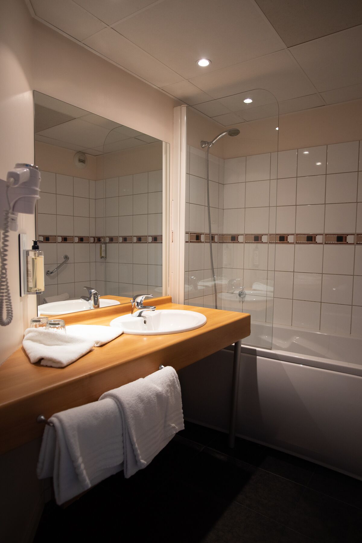standard double room | bathroom | towels