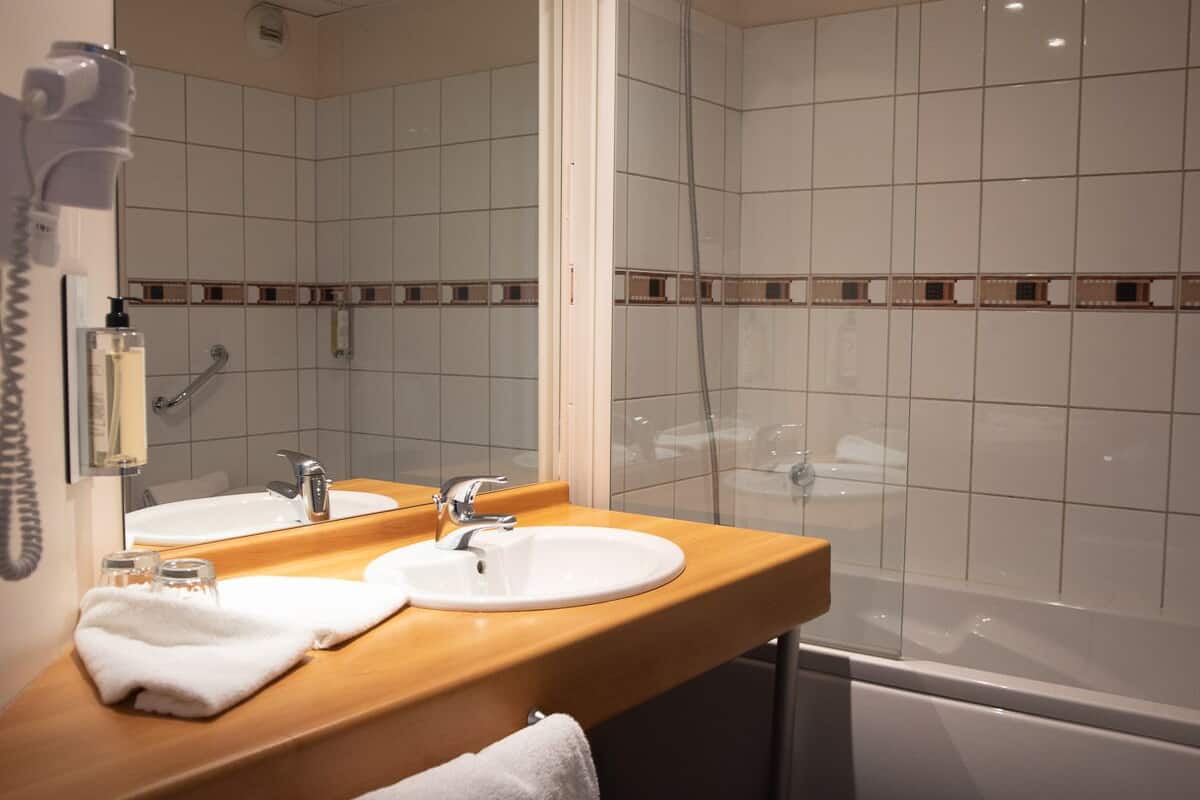 standard double room | bathroom | towels