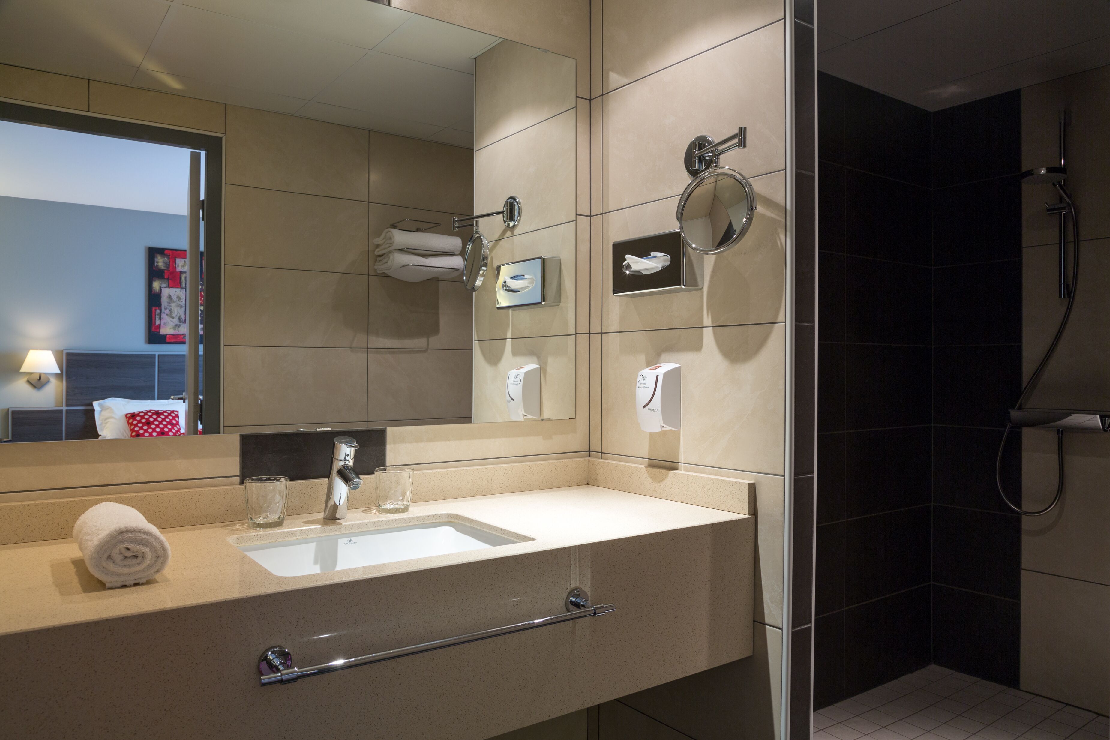 deluxe double or twin room | bathroom | towels