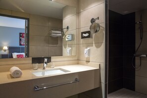 Deluxe Double or Twin Room | Bathroom | Towels