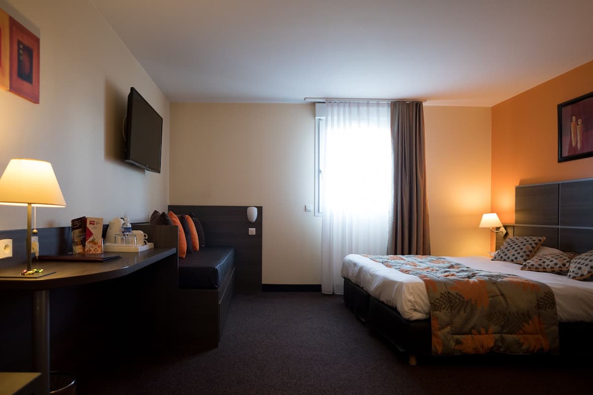 Deluxe kamer, 1 twee- of 2 eenpersoonsbedden | Een kluis op de kamer, een bureau, geluiddichte muren