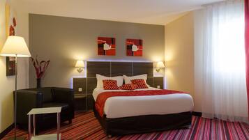 Tweepersoonskamer, bubbelbad | Een kluis op de kamer, een bureau, geluiddichte muren