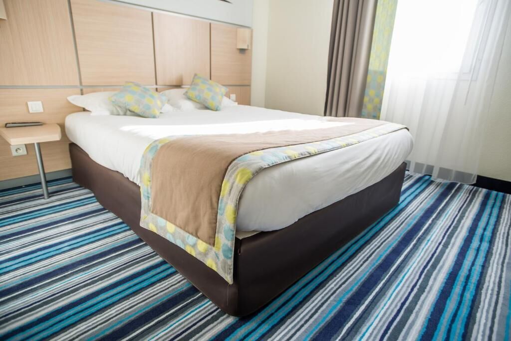 standard double room | in-room safe, desk, soundproofing, iron/ironing board