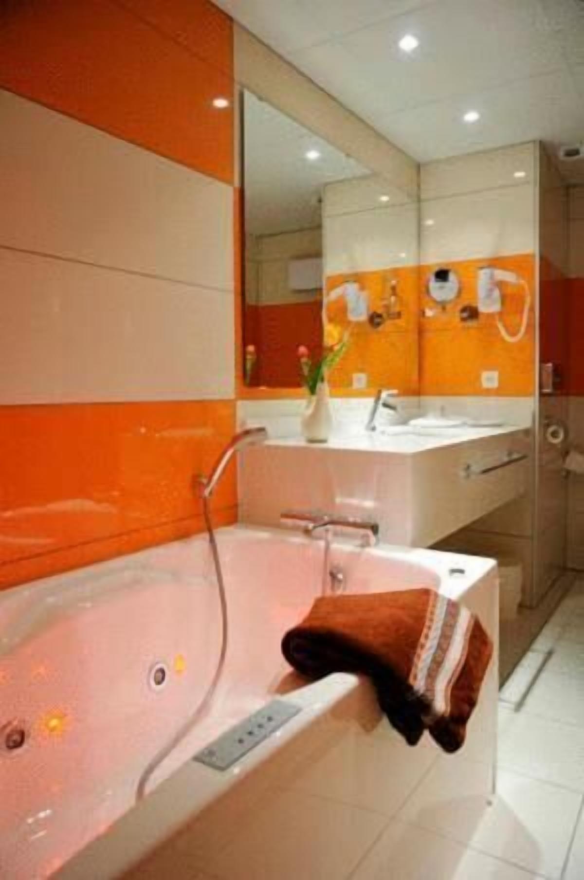 double room, jetted tub | bathroom | towels