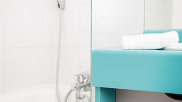 Een haardroger, handdoeken, zeep, shampoo