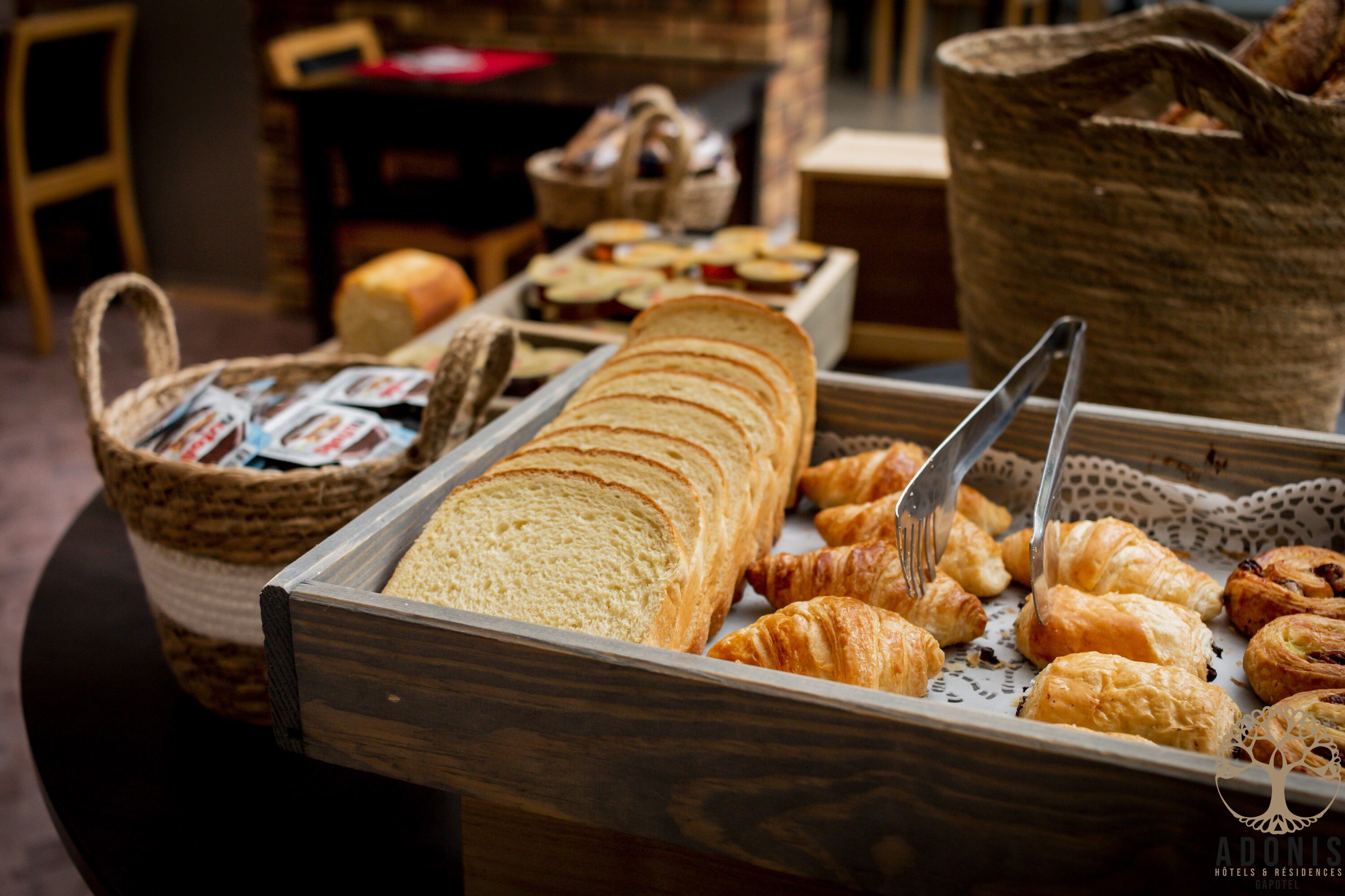 Photo - Adonis Gapotel