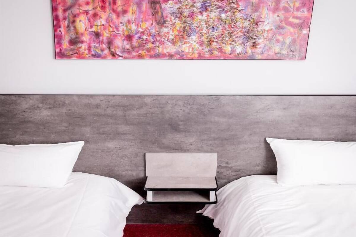 Escritorio, insonorización, wifi gratis y ropa de cama