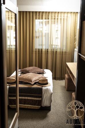 Desk, soundproofing, free WiFi, bed sheets
