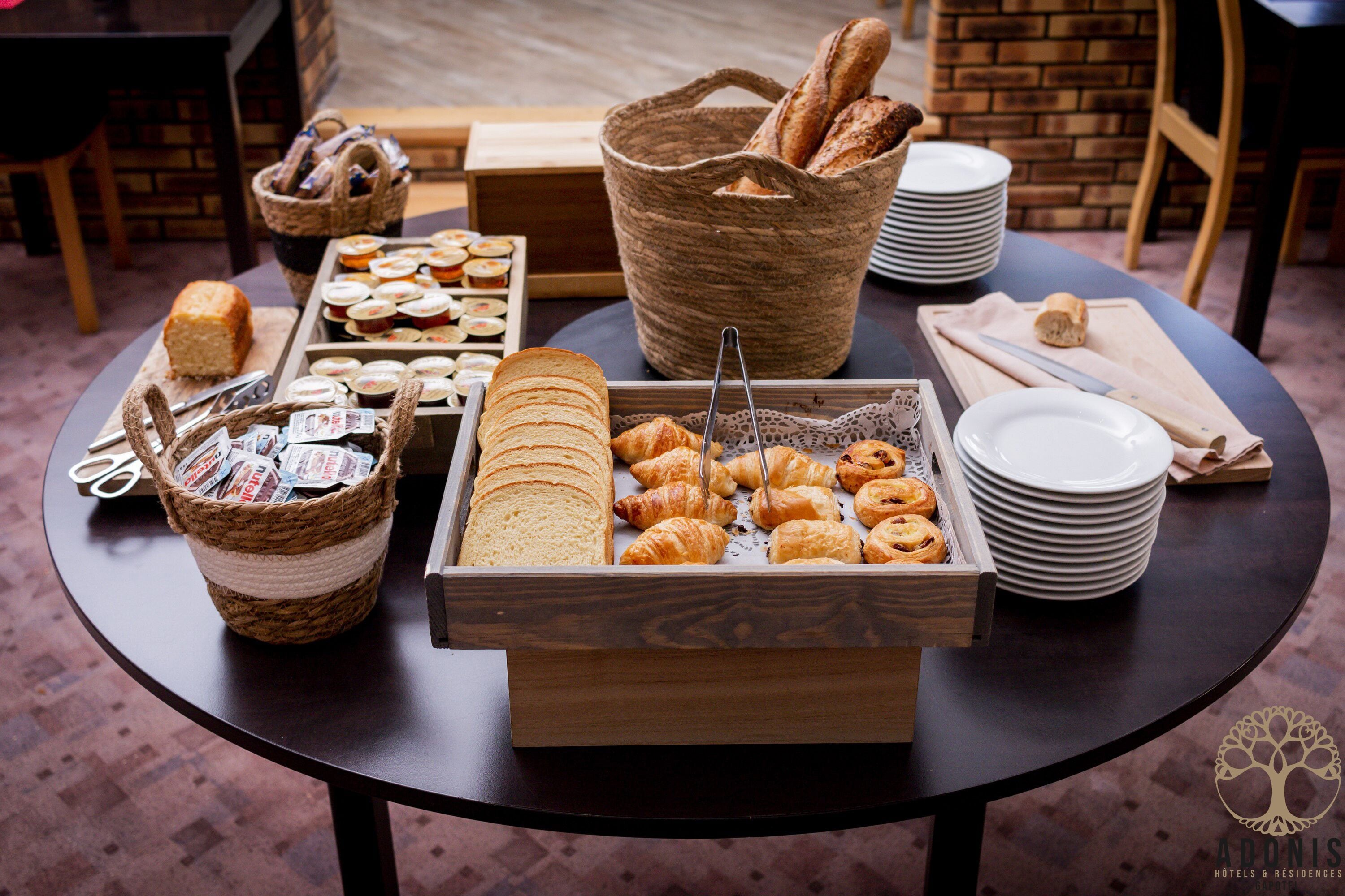 Petit déjeuner buffet (11 EUR par personne)