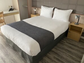 Escritorio, sistema de insonorización y ropa de cama 