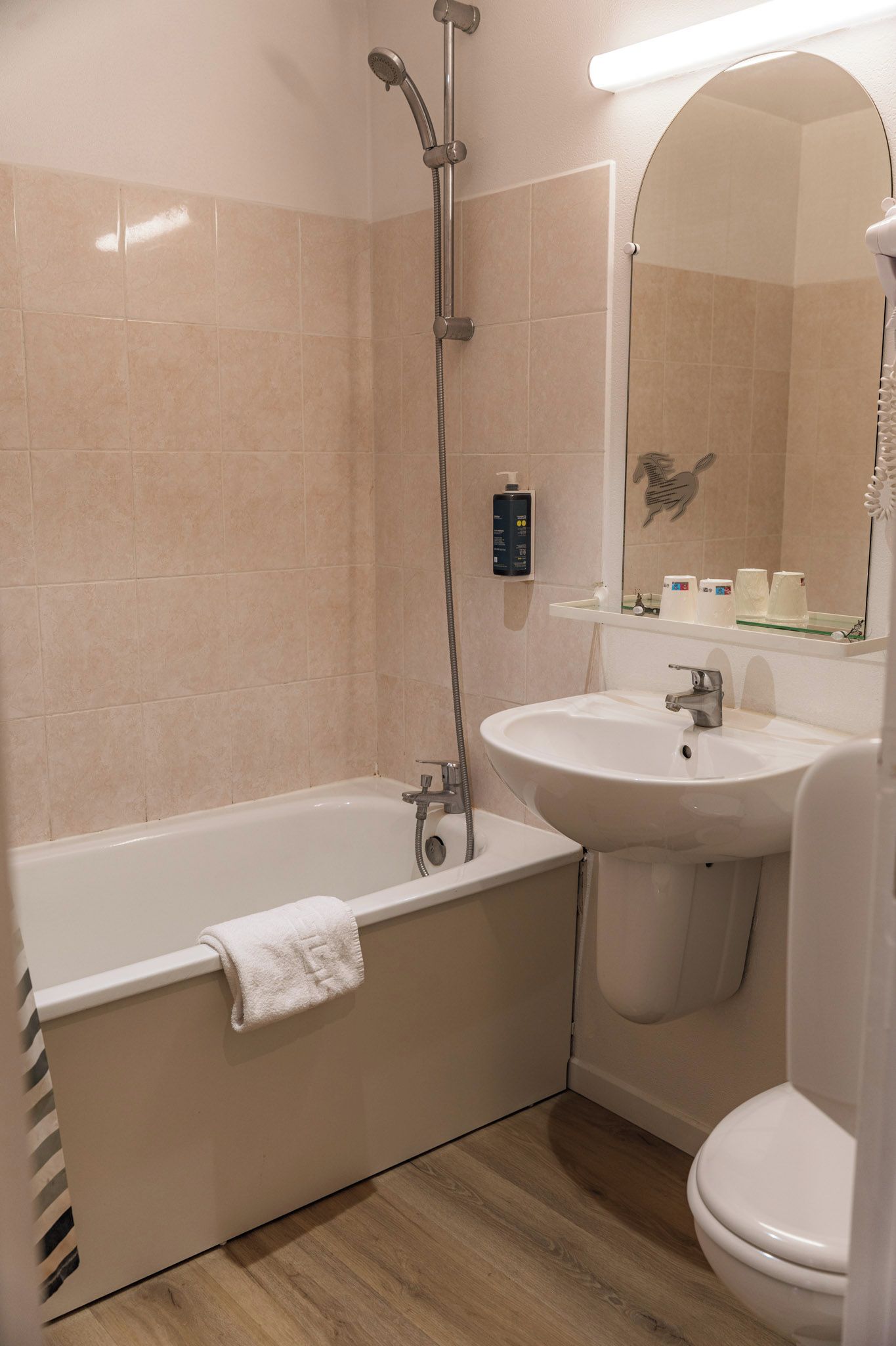 Un baño moderno con bañera, lavabo e inodoro.