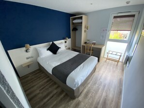1 bedroom, desk, soundproofing, bed sheets