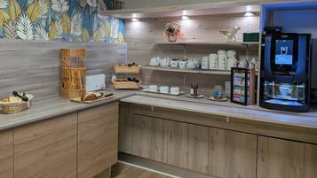 Bữa sáng buffet hàng ngày với phụ phí nhỏ